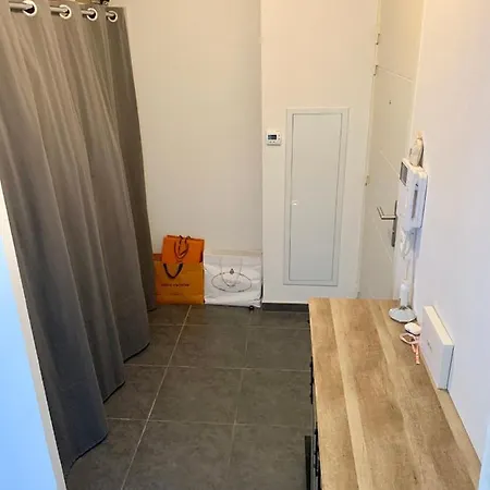 Large Studio With Private Parking *